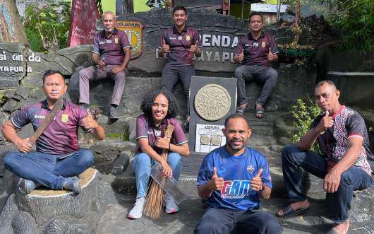 25 April 2025 Bidang Penetapan membersihkan Taman Bapenda Kota Jayapura